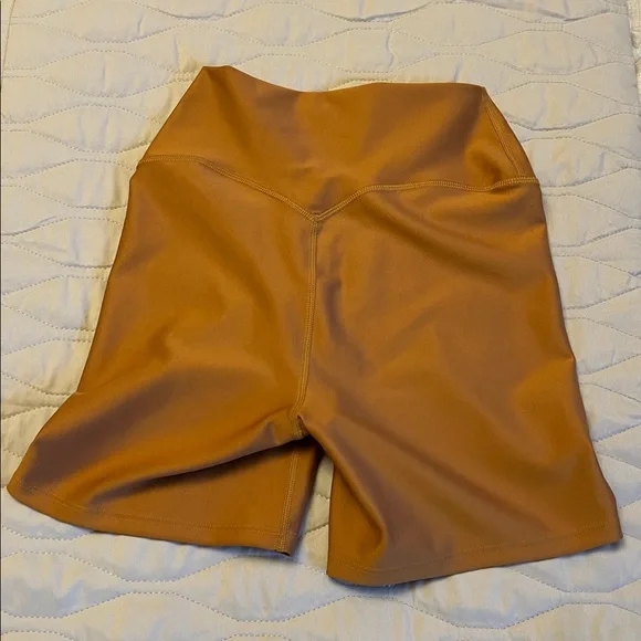 Alo Women's 5" Airlift Energy Short - Toffee - Picture 9 of 9